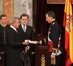 Su Majestad el Rey jura fidelidad a la Constitución Española y desempeñar fielmente su cargo